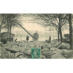 carte postale ancienne Inondation et Crue de 1910. CHARENTON 94. Rue de l'Entrepot futs charriés par les eaux