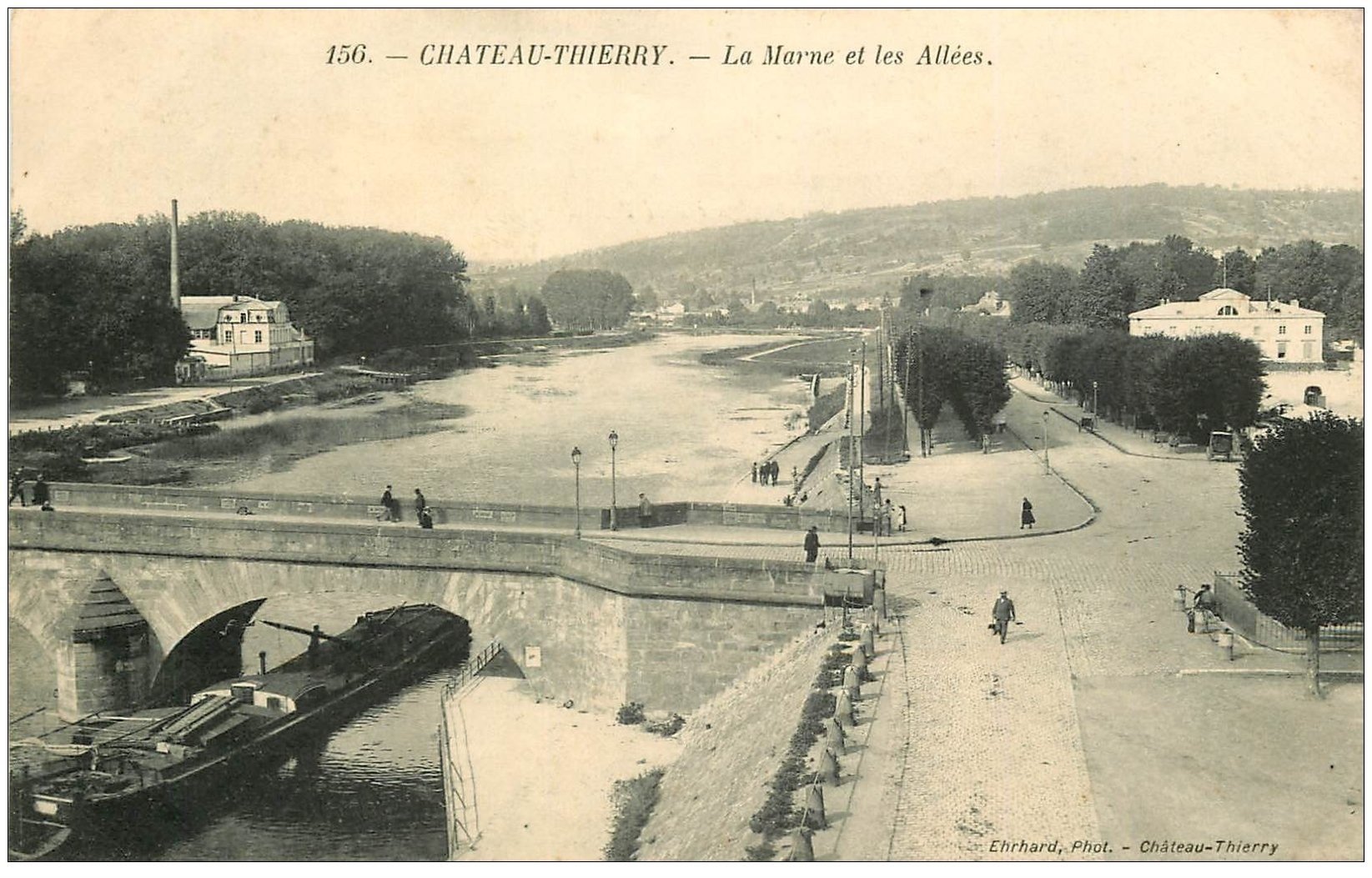 carte postale ancienne 02 CHATEAU-THIERRY. Péniche sur la Marne et Allées
