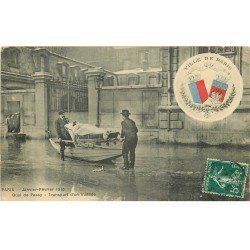 carte postale ancienne Inondation et Crue de PARIS 1910. Transport d'un Malade Quai de Passy par Bancardiers. Edition B.G