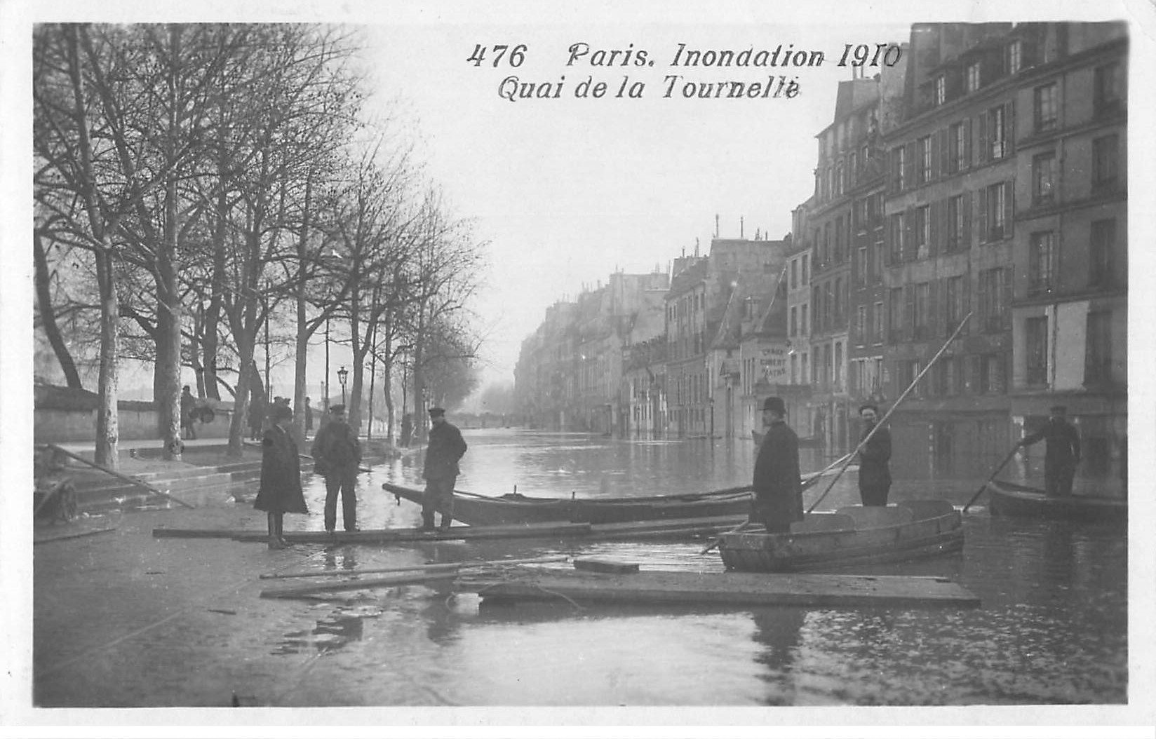 carte postale ancienne Inondation et Crue de PARIS 1910. Passeurs Quai de la Tournelle. Carte Photo Ed. Rose