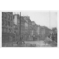 carte postale ancienne Inondation et Crue de PARIS 1910. Bouquinistes Quai des Grands-Augustins. Carte Photo Ed. Rose