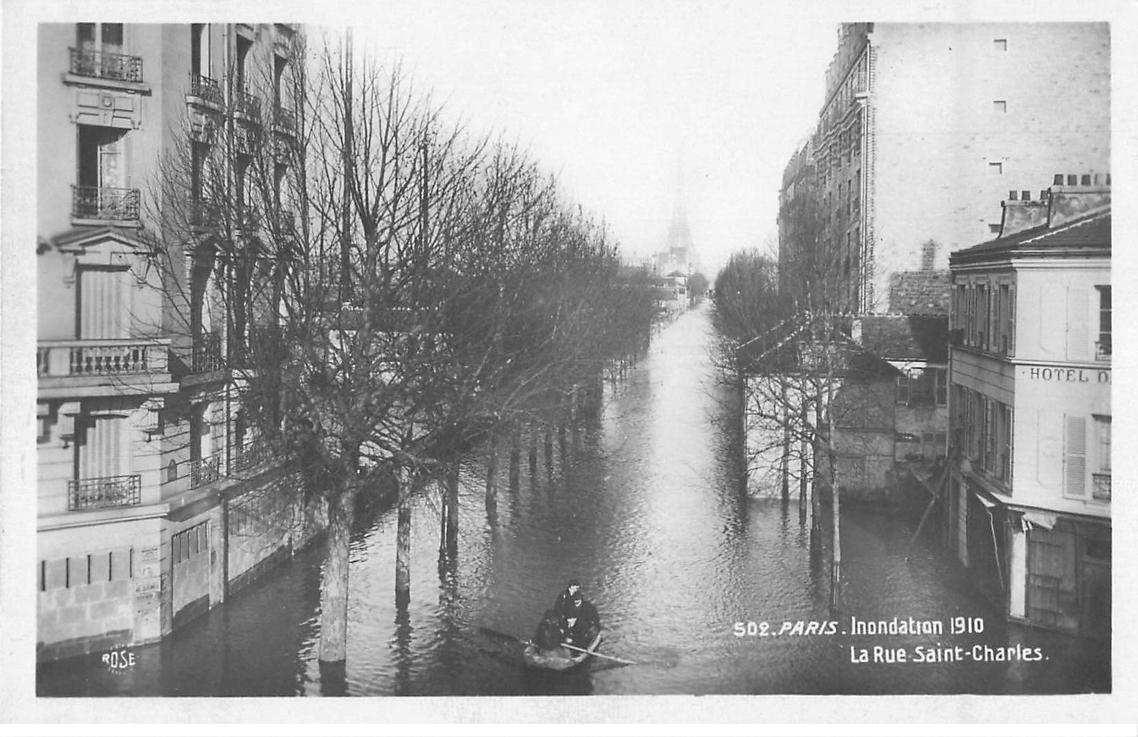 carte postale ancienne Inondation et Crue de PARIS 1910. Hôtel rue Saint-Charles. Carte Photo Ed. Rose