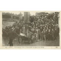carte postale ancienne Inondation et Crue de PARIS 1910. Passeurs en Charrette Quai de Passy. Carte Photo Ed. Rose