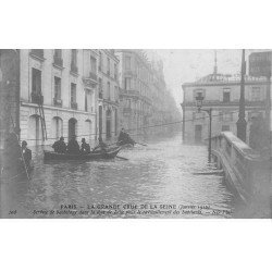 carte postale ancienne Inondation et Crue de PARIS 1910. Ravitaillement service de Bachotage Rue de Lille. Carte Photo