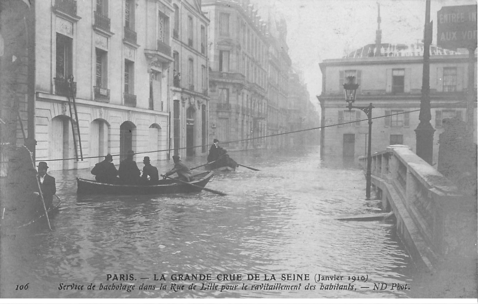 carte postale ancienne Inondation et Crue de PARIS 1910. Ravitaillement service de Bachotage Rue de Lille. Carte Photo