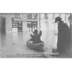 Inondation et Crue de PARIS 1910. Ravitaillement service de Bachotage Rue de Lille Buvette de la Gare. Carte Photo