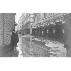 carte postale ancienne Inondation et Crue de PARIS 1910. Rue du Bac Magasins du Petit Saint-Thomas. Carte Photo