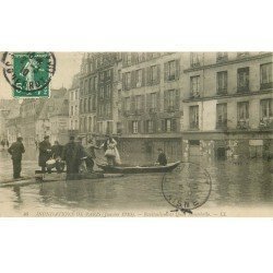 INONDATION ET CRUE PARIS 1910. Ravitaillement Quai Montebello