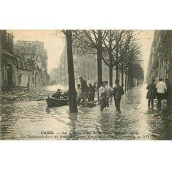 carte postale ancienne INONDATION ET CRUE PARIS 1910. Ravitaillement Boulevard Saint-Germain