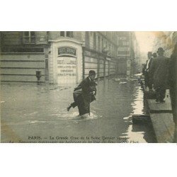 carte postale ancienne INONDATION ET CRUE PARIS 1910. Sauveteur rue du Bac