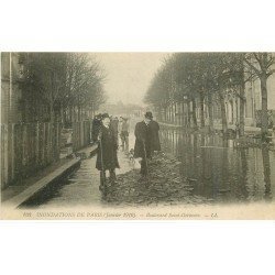 INONDATION ET CRUE PARIS 1910. Boulevard Saint-Germain les pavés en bois