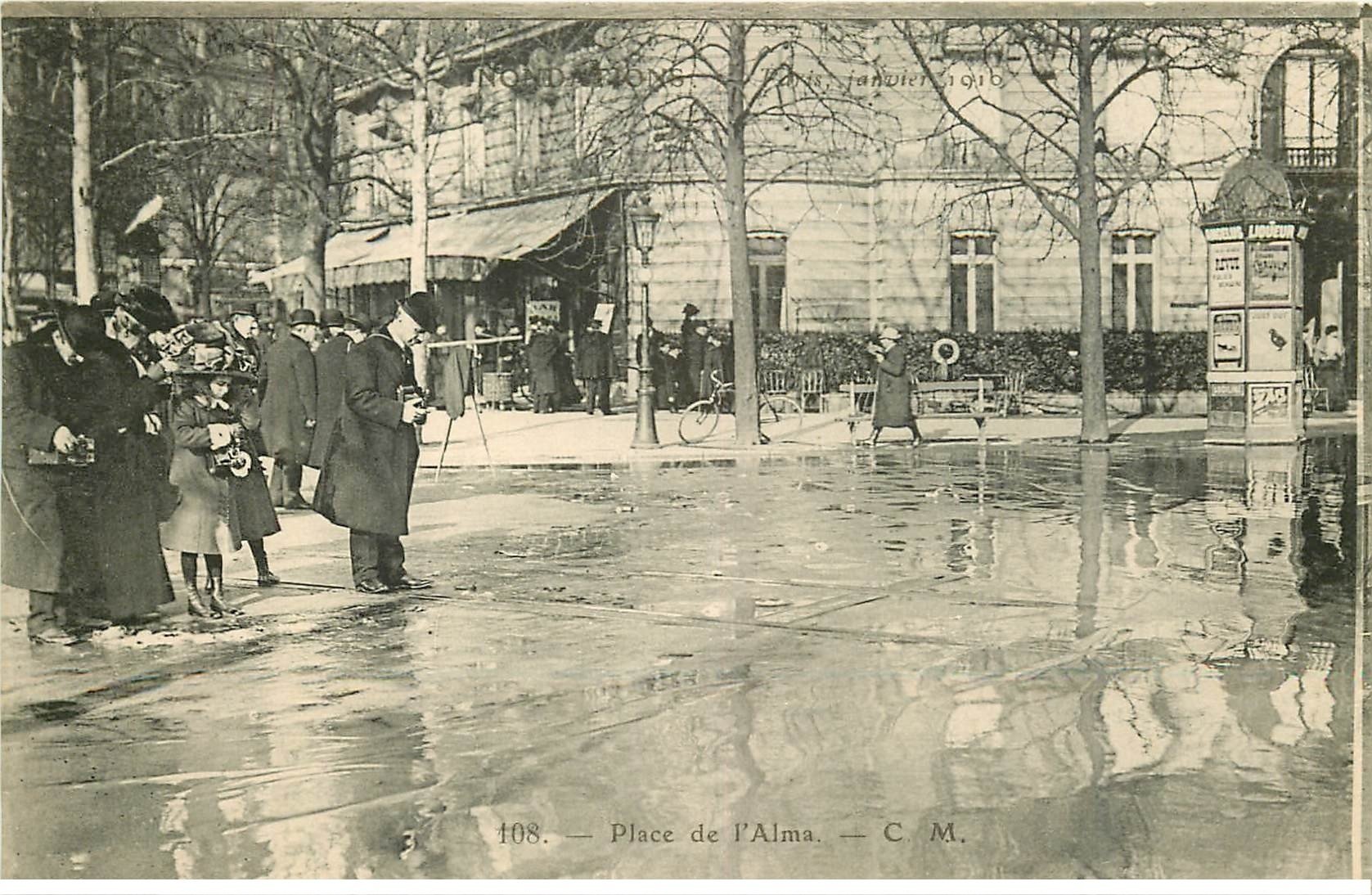 carte postale ancienne INONDATION ET CRUE PARIS 1910. Place de l'Alma photographe