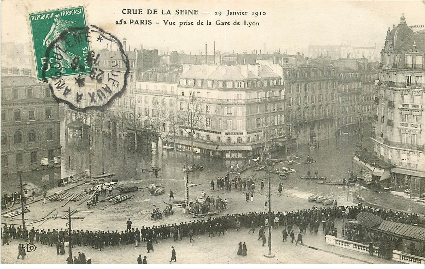 INONDATION ET CRUE PARIS 12 en 1910. Boulevard Diderot et Rue de Lyon pris de la Gare de Lyon