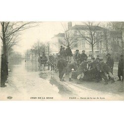 carte postale ancienne INONDATION ET CRUE PARIS 1910. Militaires et canot rue de Lyon