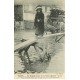 carte postale ancienne INONDATION ET CRUE PARIS 1910. Une Parisienne pas effrayée
