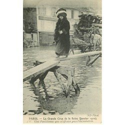 carte postale ancienne INONDATION ET CRUE PARIS 1910. Une Parisienne pas effrayée