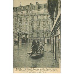 carte postale ancienne INONDATION ET CRUE PARIS 1910. Sauveteurs rue Gros à Auteuil