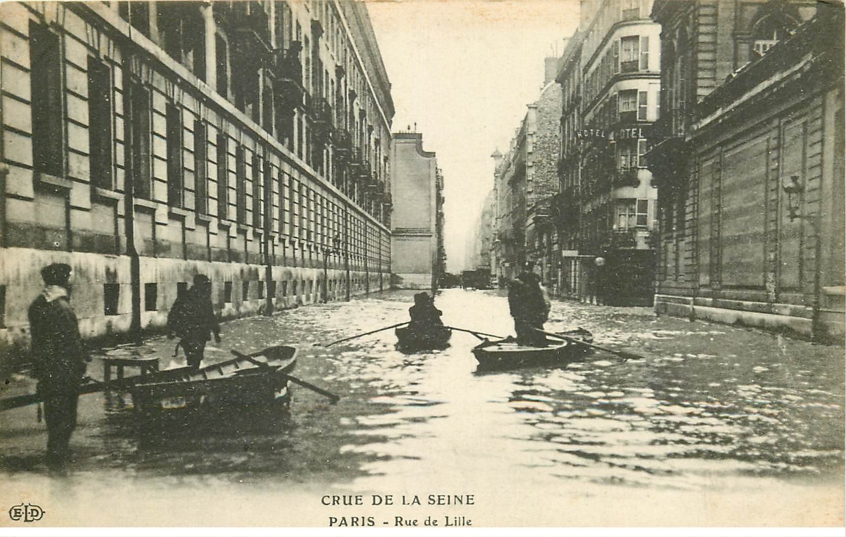 INONDATION ET CRUE PARIS 1910. Rue de Lille barques