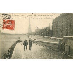 carte postale ancienne INONDATION ET CRUE PARIS 1910. Galerie Chemin de fer des Invalides