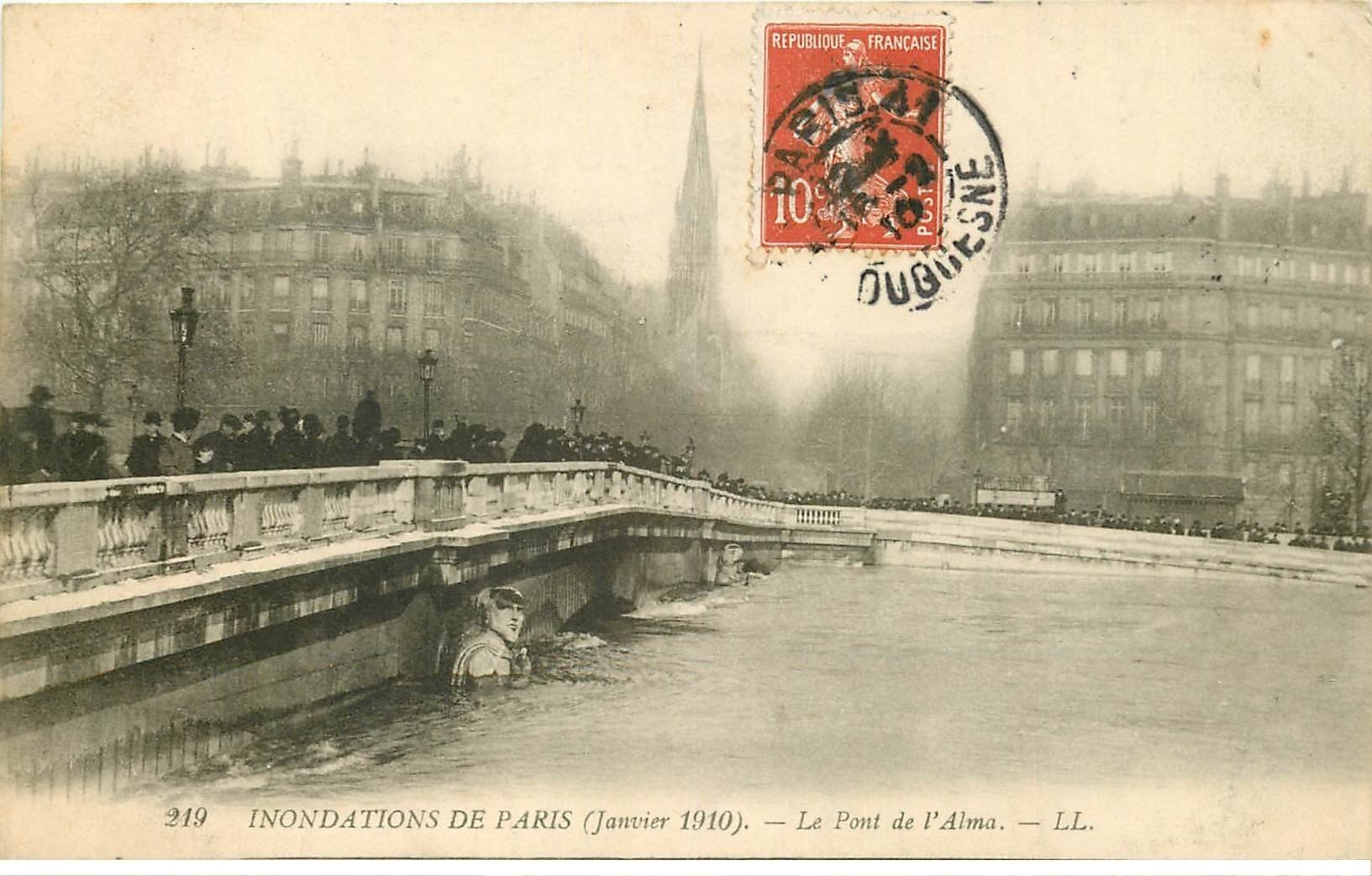 carte postale ancienne INONDATION ET CRUE PARIS 1910. Pont Alma