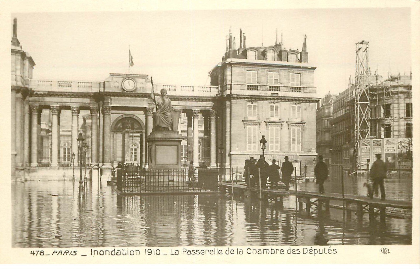 carte postale ancienne INONDATION ET CRUE PARIS 1910. Passerelle Chambre Députés