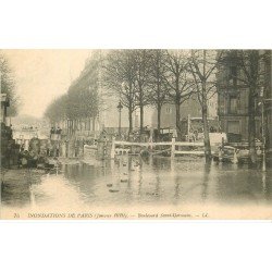carte postale ancienne INONDATION ET CRUE PARIS 1910. Boulevard Saint-Germain