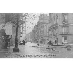 carte postale ancienne INONDATION ET CRUE PARIS 1910. Rue Université embarcation de plaches