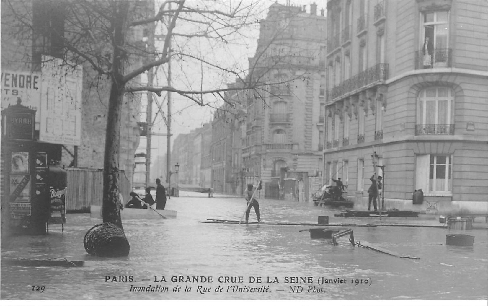carte postale ancienne INONDATION ET CRUE PARIS 1910. Rue Université embarcation de plaches