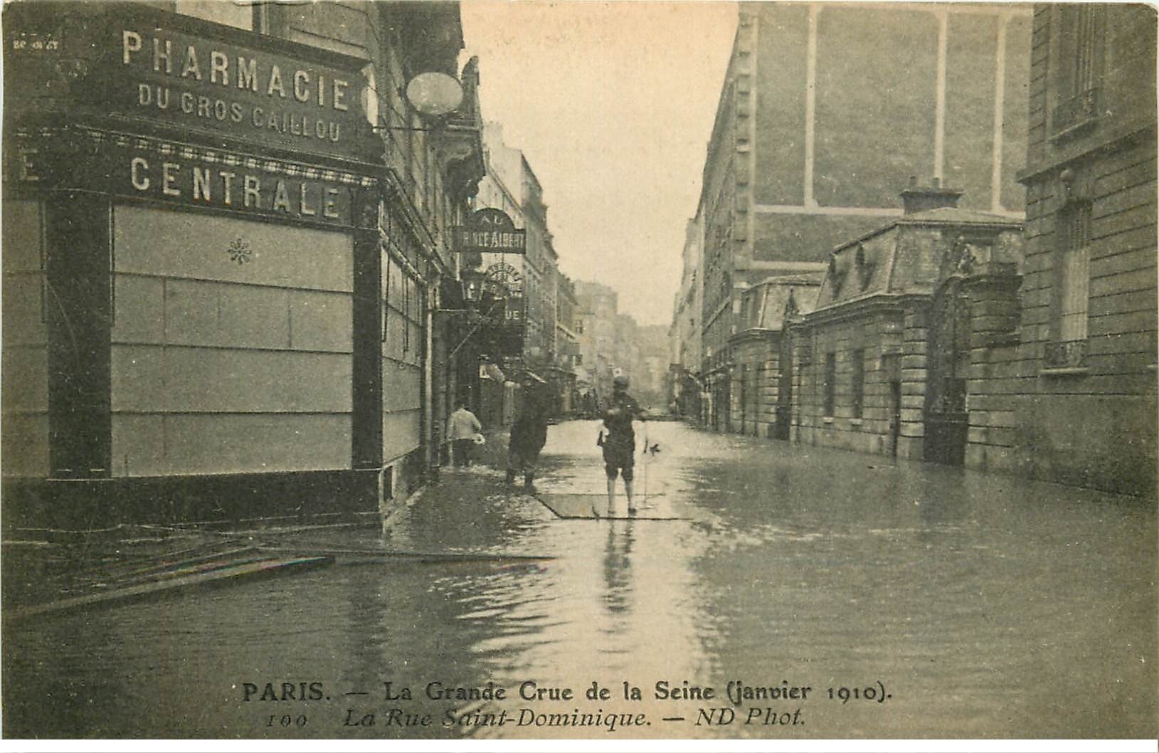 carte postale ancienne INONDATION ET CRUE PARIS 1910. Rue Saint-Dominique Pharmacie Centrale