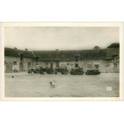 carte postale ancienne 45 BAZOCHES-LES-GALLERANDES. Tracteurs mécaniques et à chenilles dans corps de Ferme. Carte Photo