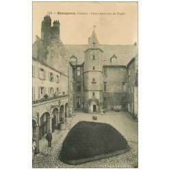 carte postale ancienne 45 BEAUGENCY. Cour du Dépôt avec personnages