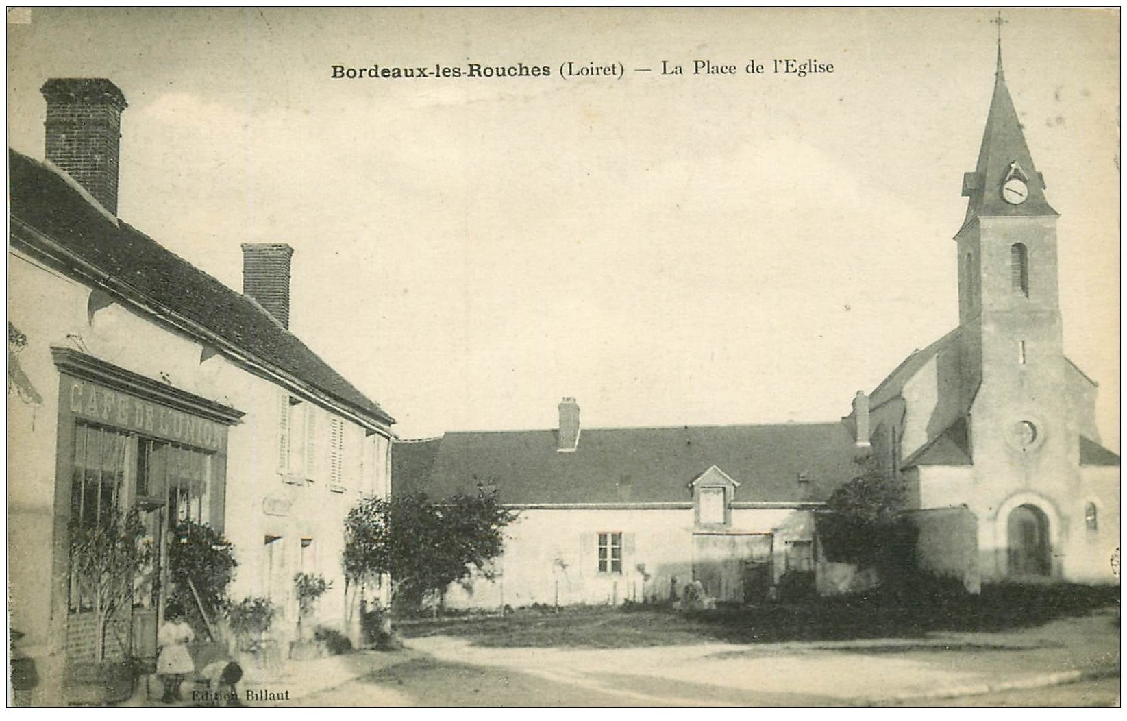 carte postale ancienne 45 BORDEAUX-LES-ROUCHES. Café de l'Union Place Eglise vers 1919