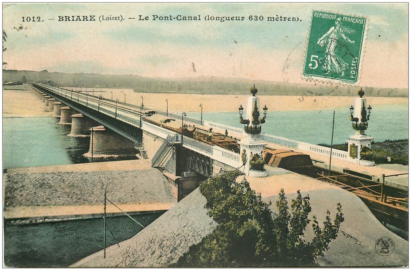carte postale ancienne 45 BRIARE. Pont Canal avec Péniches dessus 1909