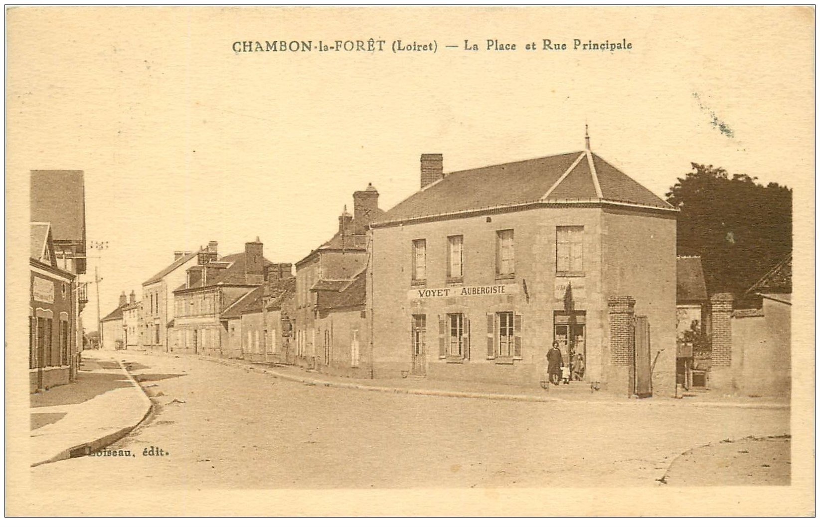 carte postale ancienne 45 CHAMBON-LA-FORET. Place et Rue Principle. Voyet Aubergiste 1945