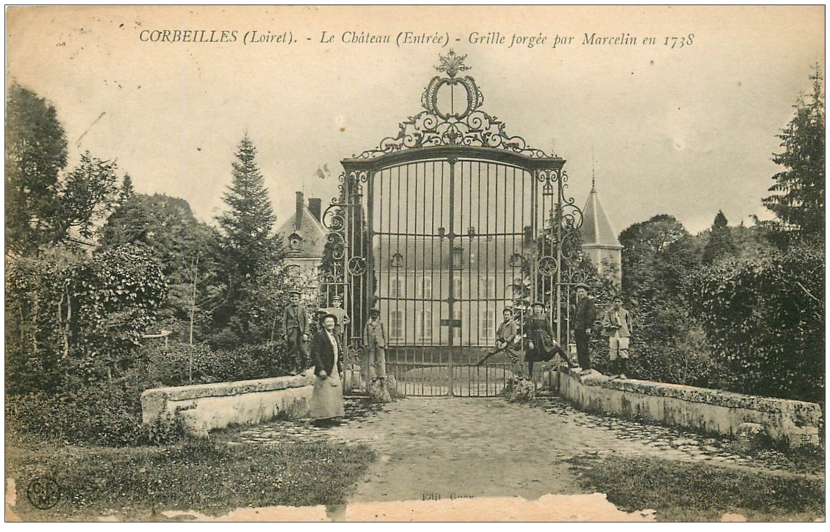 carte postale ancienne 45 CORBEILLES. Grille du Château avec Jardinier et Enfants 1924