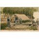 45 EN SOLOGNE. La Hutte du Bûcheron coupant du bois