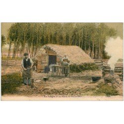 45 EN SOLOGNE. La Hutte du Bûcheron coupant du bois