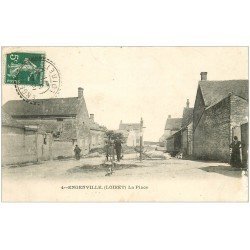 carte postale ancienne 45 ENGENVILE. La Place 1911 avec Fontaine mécanique. Tampon Goudreville-Jouy Bazoches-les-Gaillardes