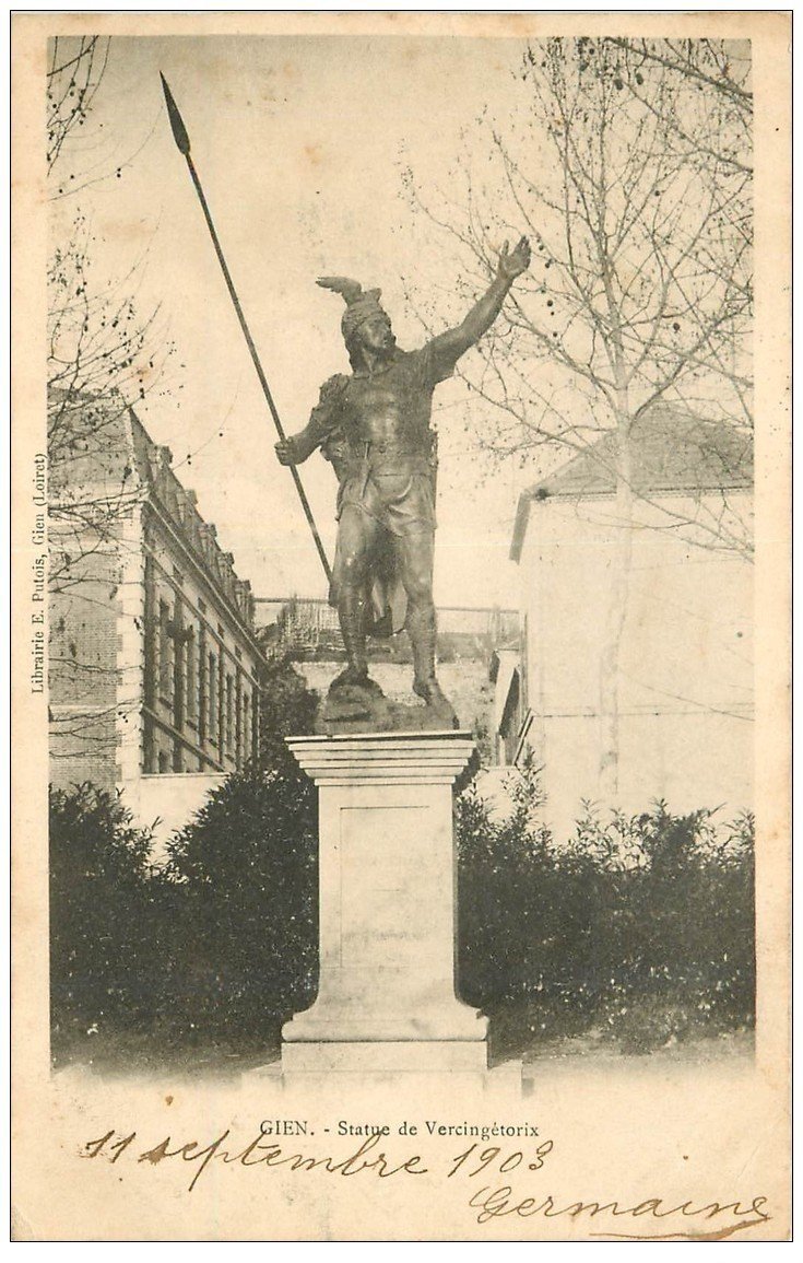 carte postale ancienne 45 GIEN. Statue de Vercingétorix 1903