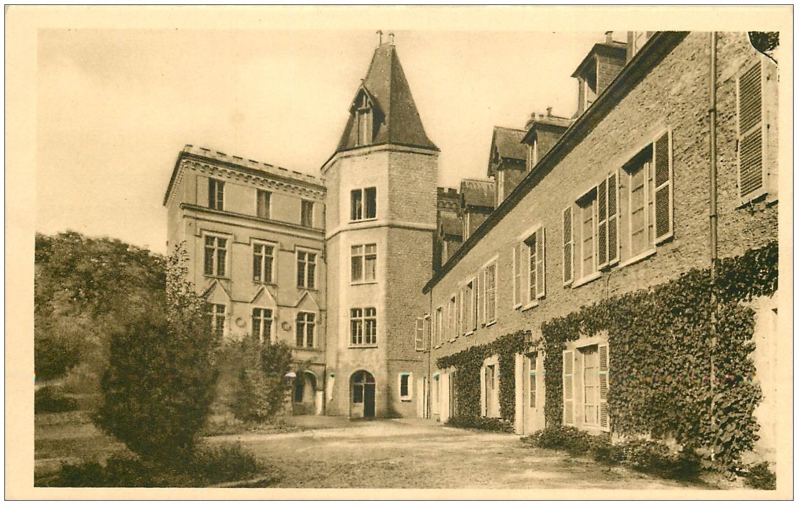 carte postale ancienne 45 MONTARGIS. Au Château Ecole Saint-louis