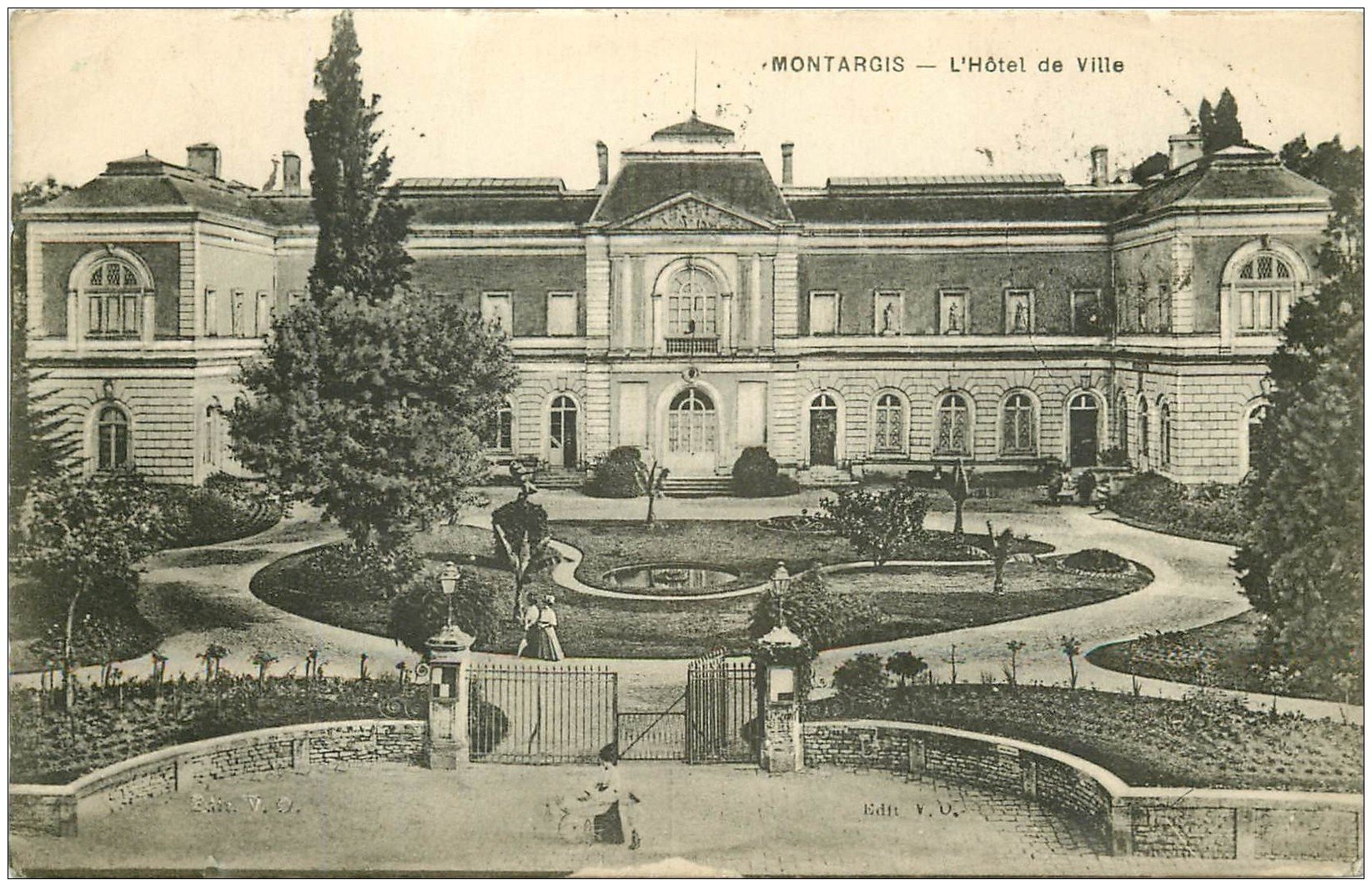 carte postale ancienne 45 MONTARGIS. Hôtel de Ville. Poinçon du Facteur 1915