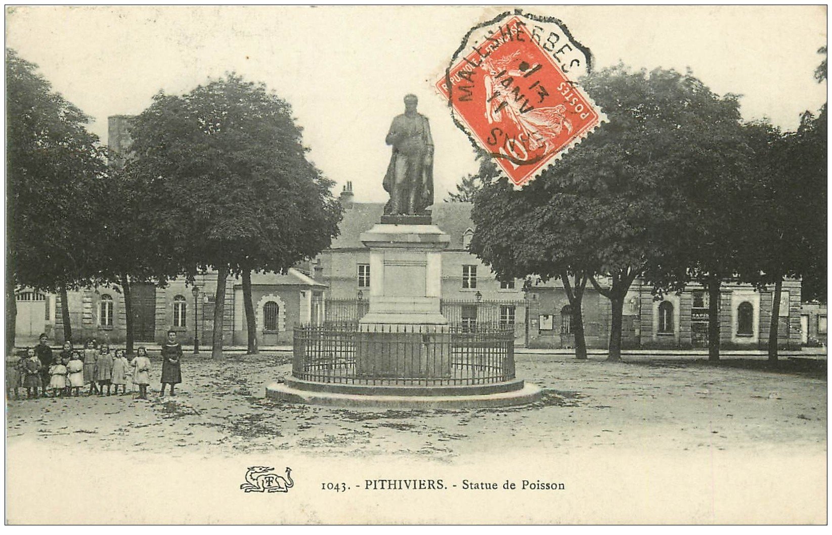 carte postale ancienne 45 PITHIVIERS. Statue de Poisson avec Enfants 1911
