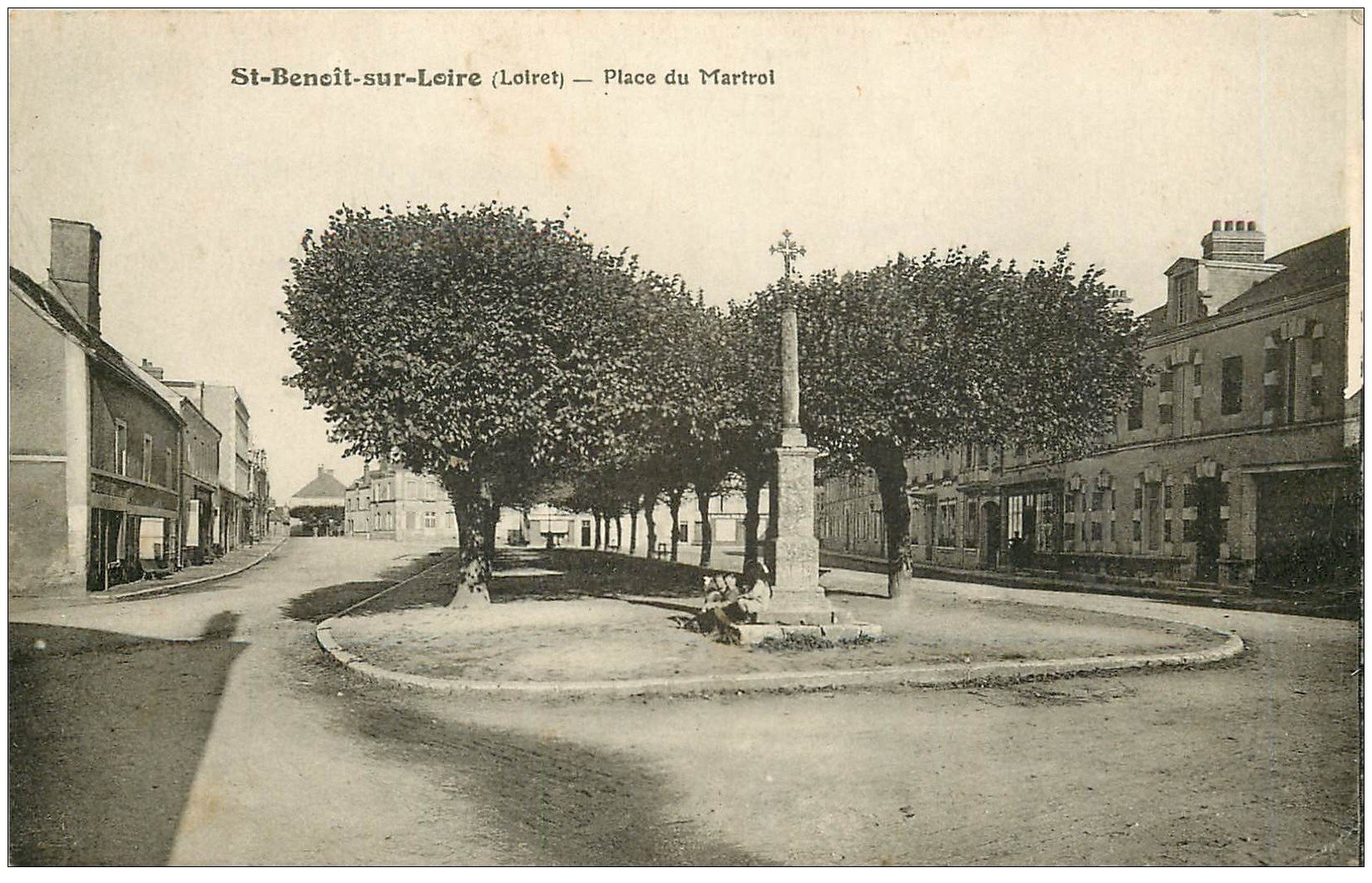 carte postale ancienne 45 SAINT-BENOIT-SUR-LOIRE. Place du Martroi