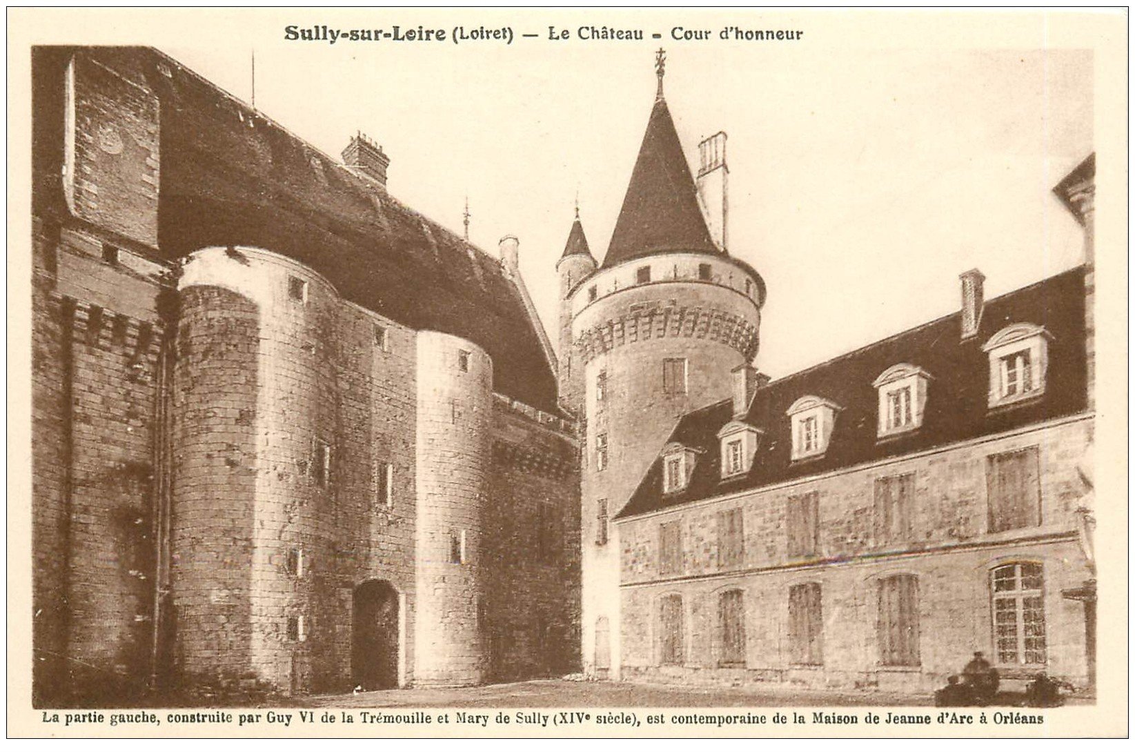 carte postale ancienne 45 SULLY-SUR-LOIRE. Château Cour Honneur