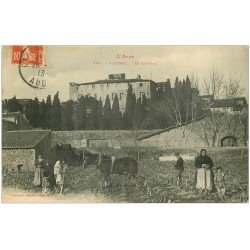 carte postale ancienne 11 BIZANET. Le Château avec Agriculteurs et Cheval de trait 1913