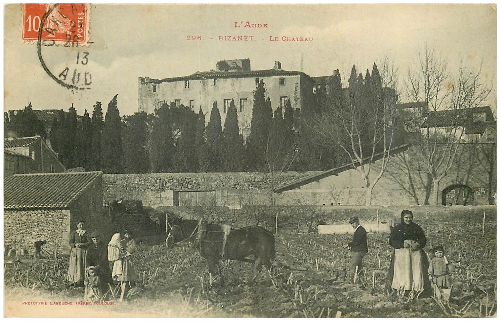 11 BIZANET. Le Château avec Agriculteurs et Cheval de trait 1913