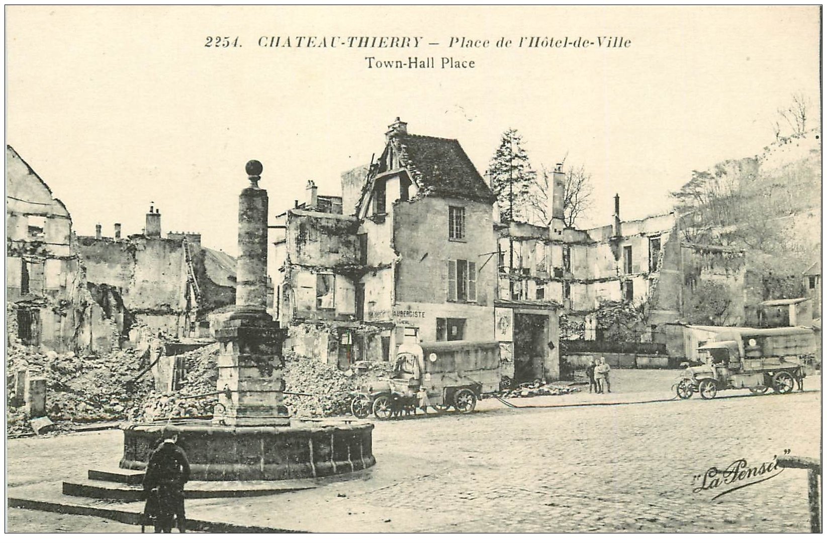 02 Chateau Thierry Place Hotel De Ville Camions Militaires 02 Chateau Thierry Place Hotel De Ville Camions Militaires