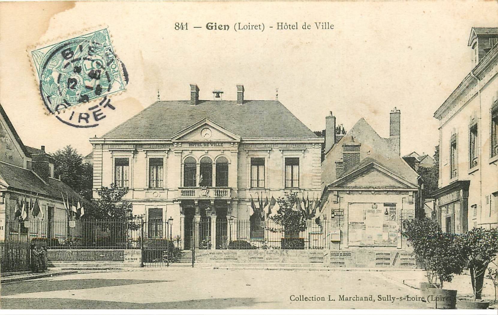 carte postale ancienne 45 GIEN. Hôtel de Ville et Pharmacie vers 1906