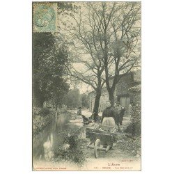 carte postale ancienne 11 BRAM. Le Ruisseau 1905. Lavandière avec brouette