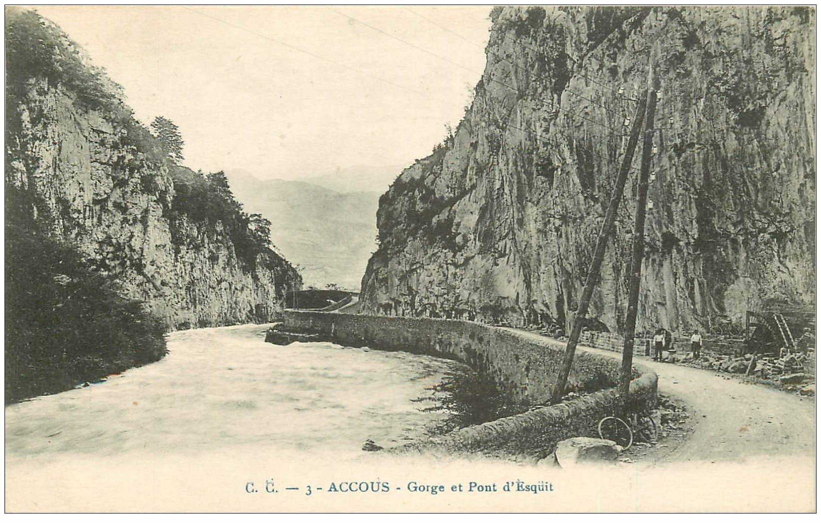 carte postale ancienne 64 ACCOUS. Ouvriers Gorges et Pont d'Esquit 1946